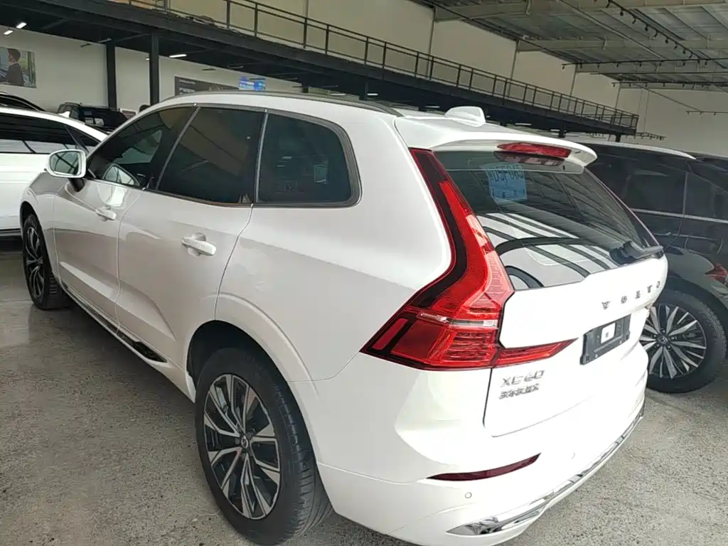 Volvo XC60 2023 — фото 5