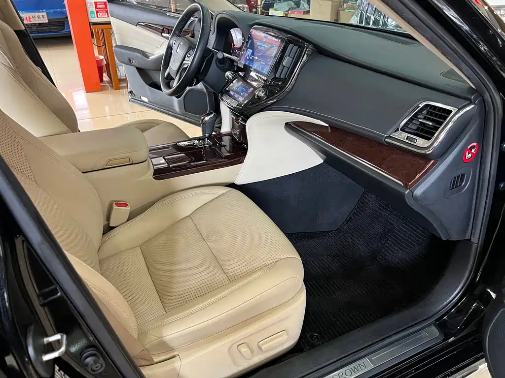 Toyota Crown 2018 — фото 11