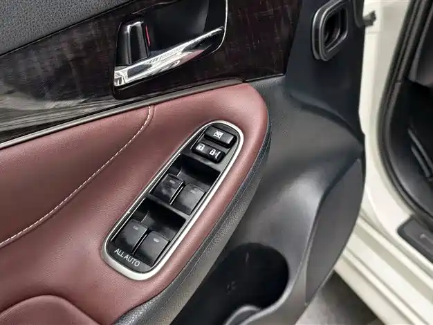 Toyota Crown 2017 — фото 16