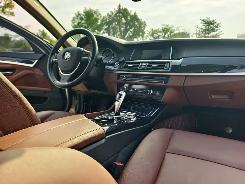 BMW 5 Series 2017 — фото 14