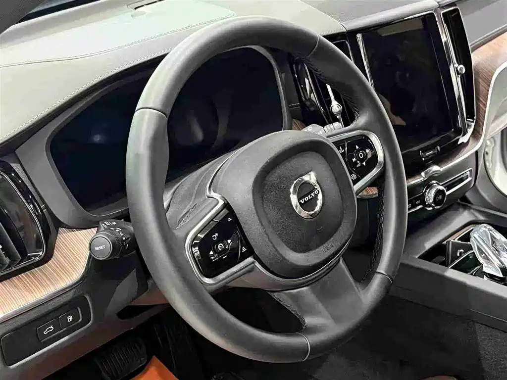 Volvo XC60 PHEV 2025 — фото 15