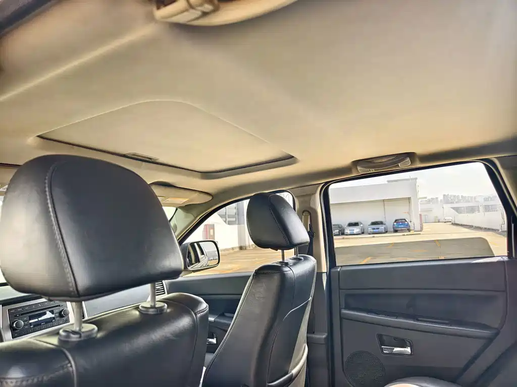 Jeep Grand Cherokee 2011 — фото 10