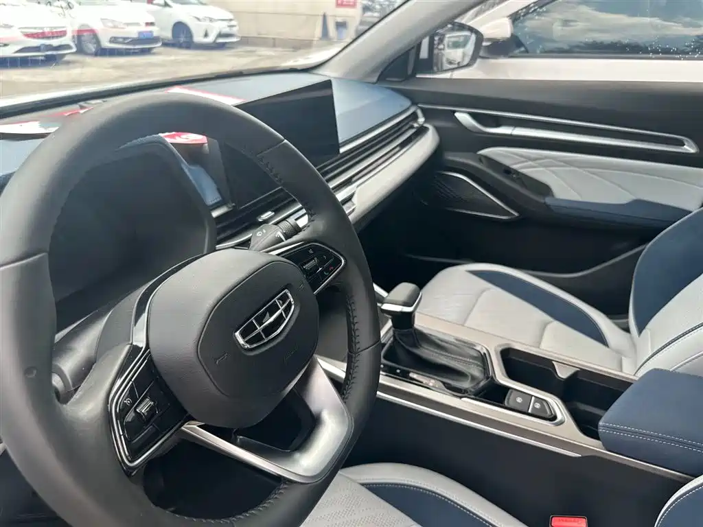 Geely Emgrand 2022
