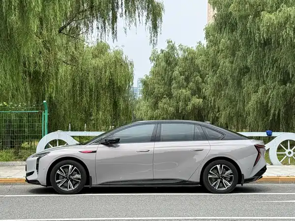 Hongqi EH7 2025