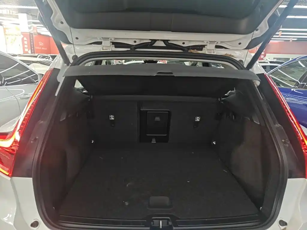 Volvo XC40 2025 — фото 19