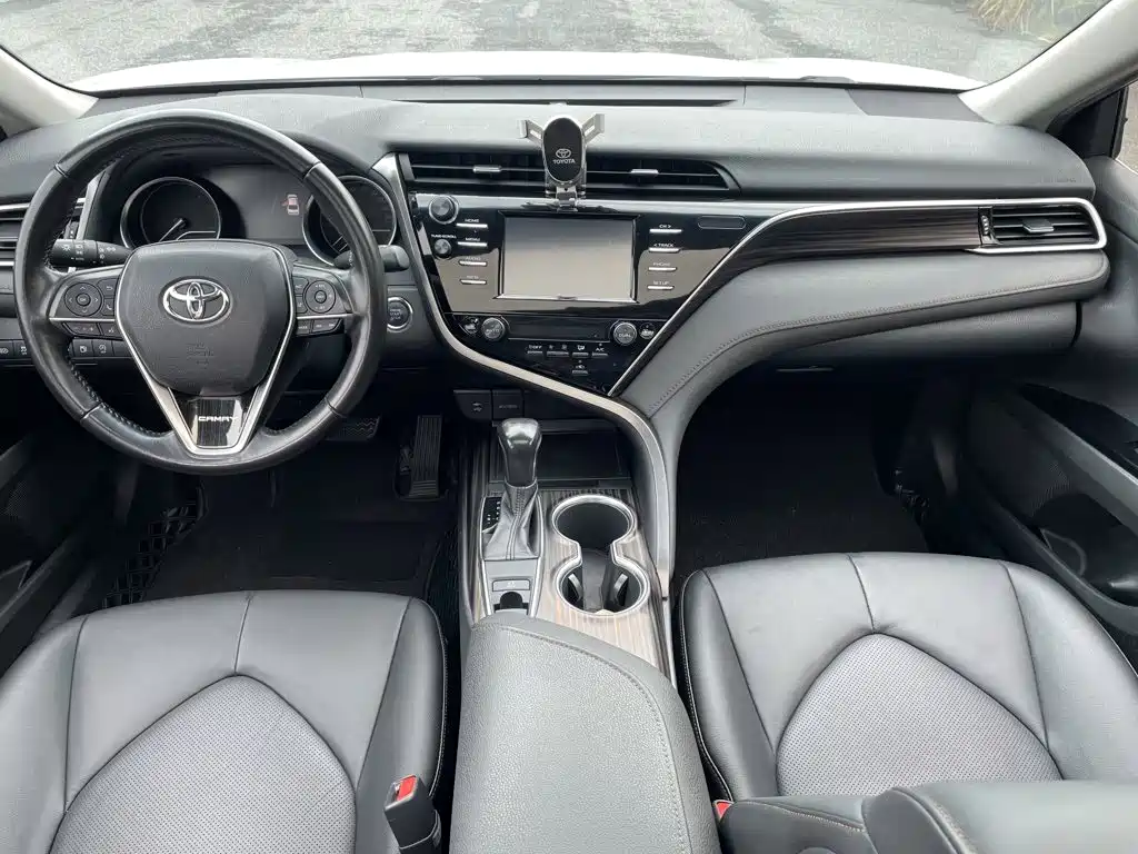 Toyota Camry 2018 — фото 11