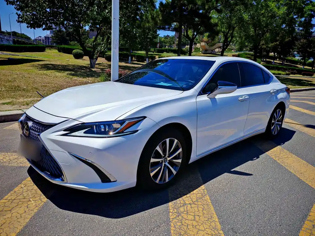 Lexus ES 2019 — фото 1
