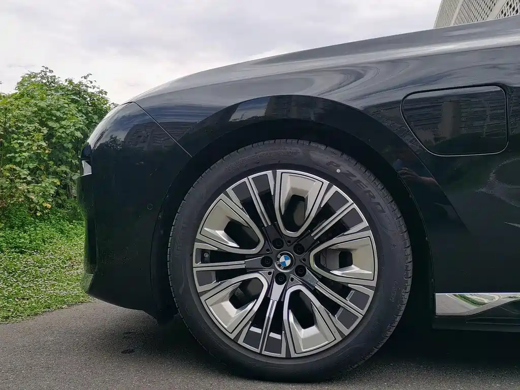 BMW i7 2025 — фото 8