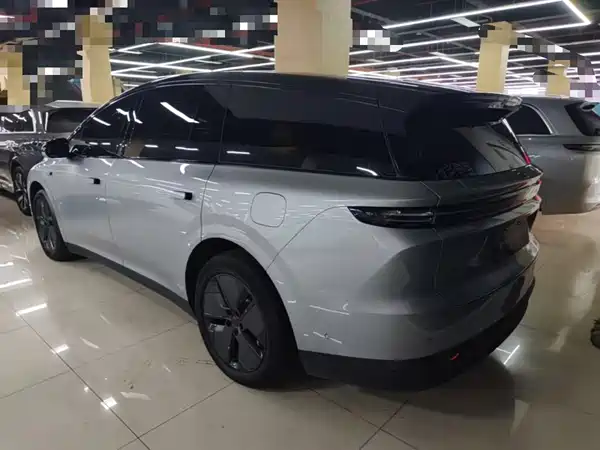 Li Auto i8 2025