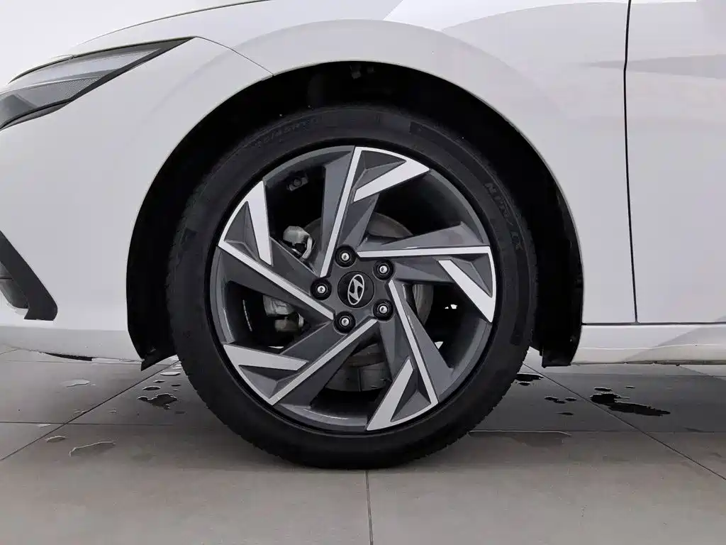 Hyundai Elantra 2025 — фото 17