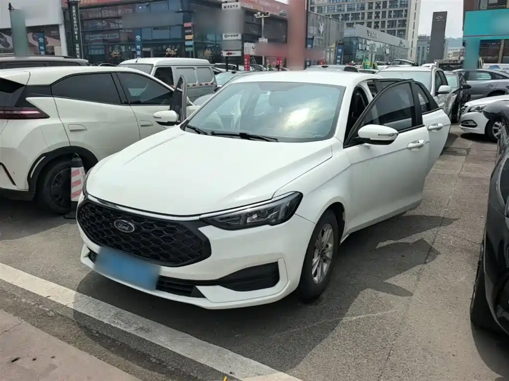 Ford Escort 2021 — фото 1