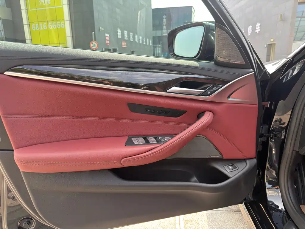 BMW 5 Series 2019 — фото 17