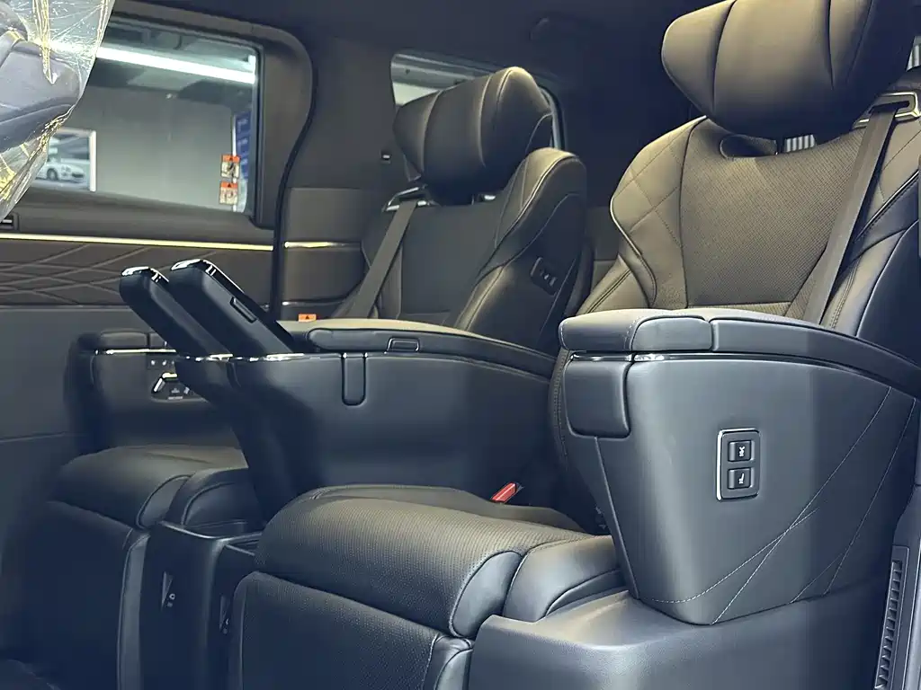 Toyota Alphard — фото 8