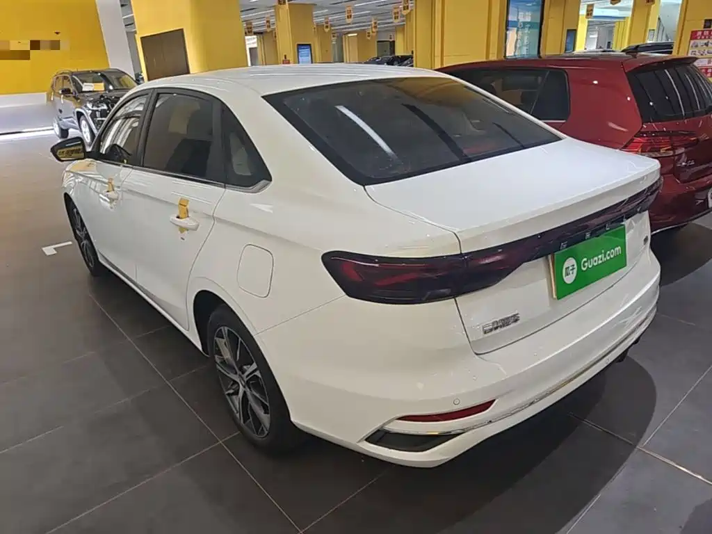Geely Emgrand 2022