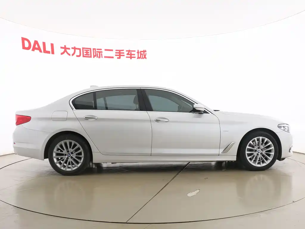 BMW 5 Series 2018 — фото 14