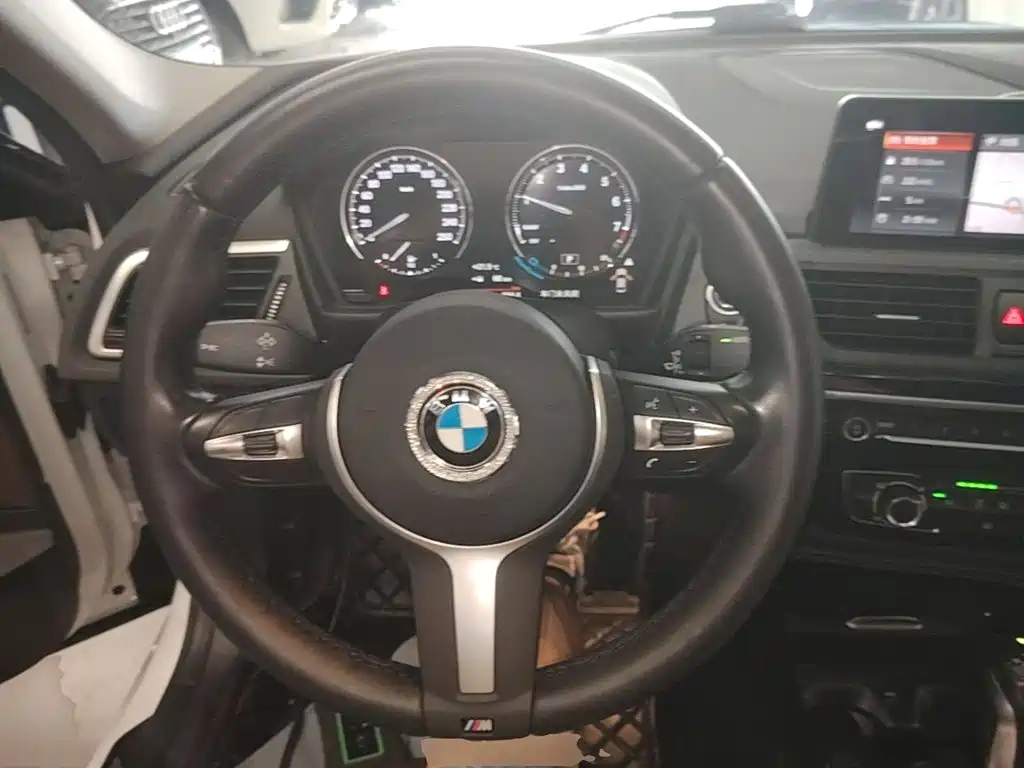 BMW 1 Series 2019 — фото 11