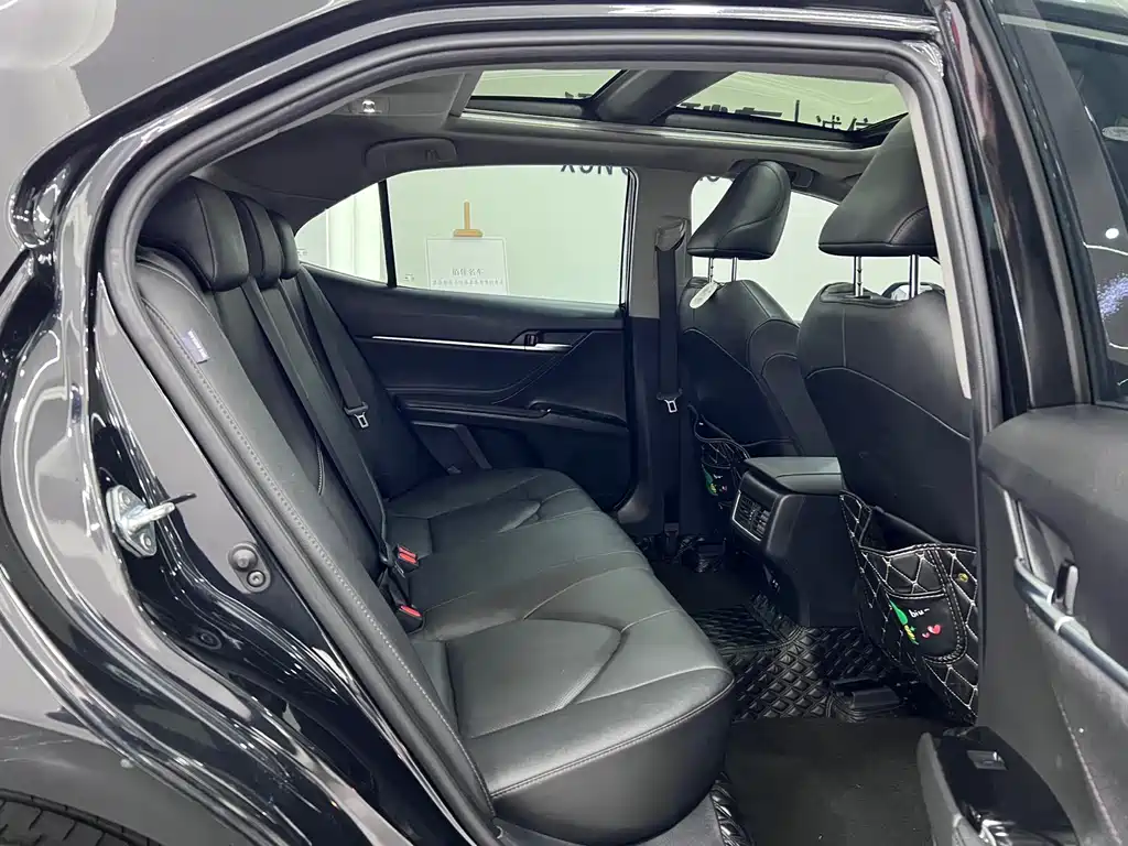 Toyota Camry 2023 — фото 12