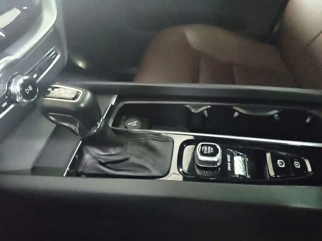Volvo XC60 2019 — фото 13
