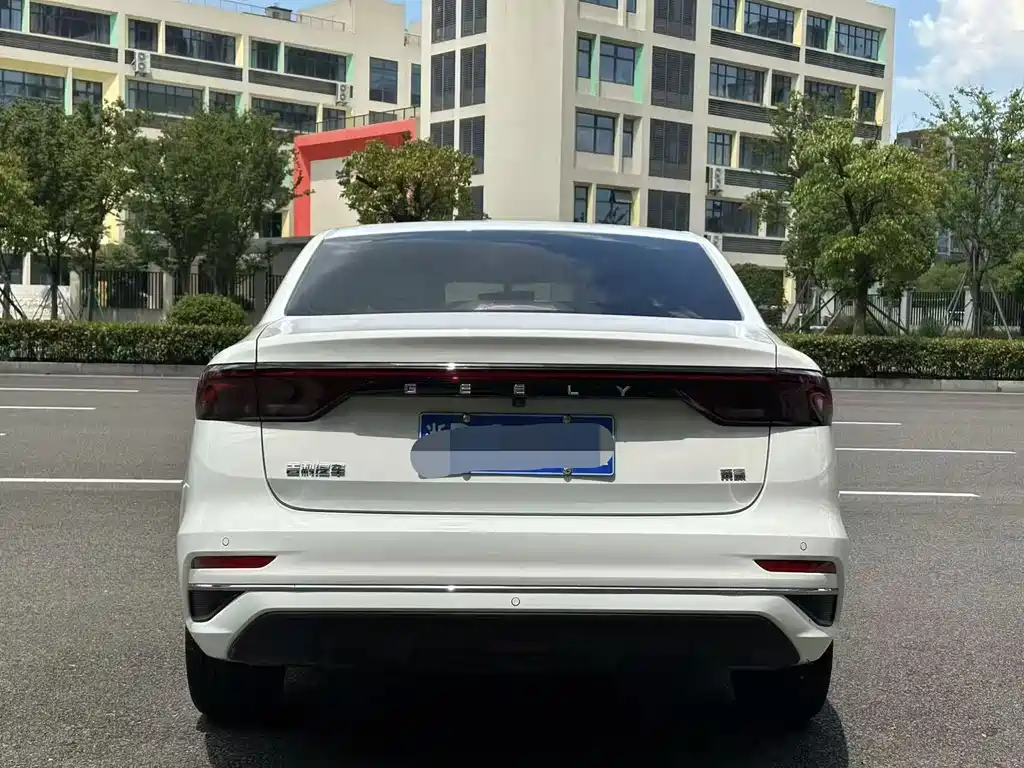 Geely Emgrand 2022