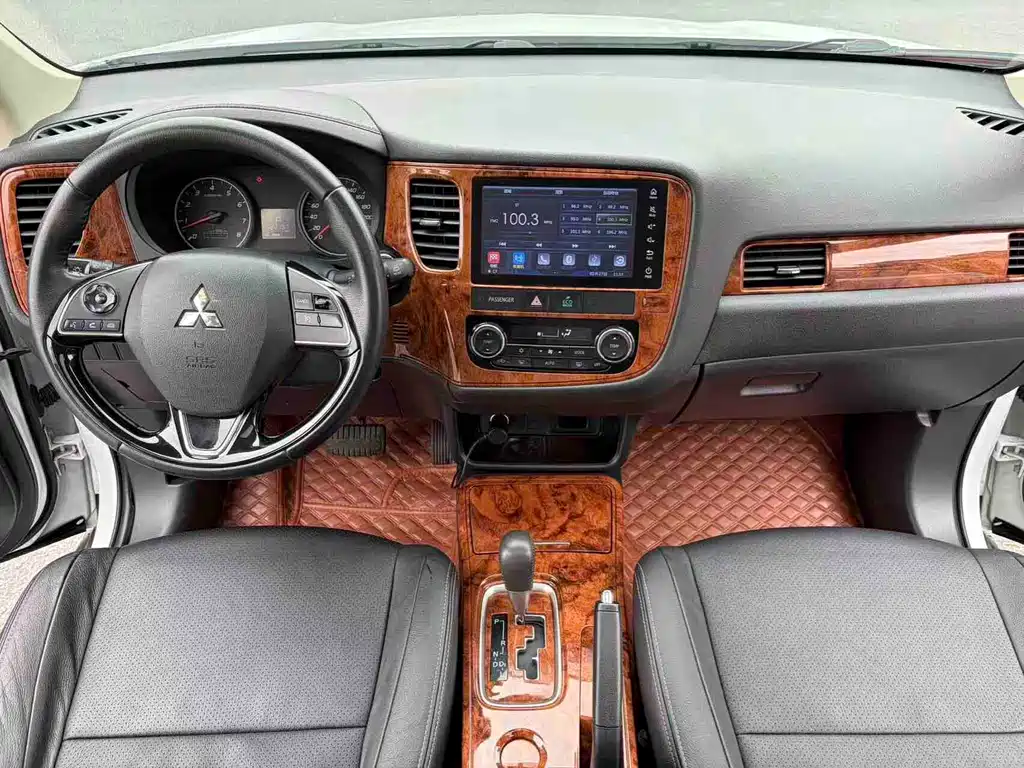 Mitsubishi Outlander 2018 — фото 12