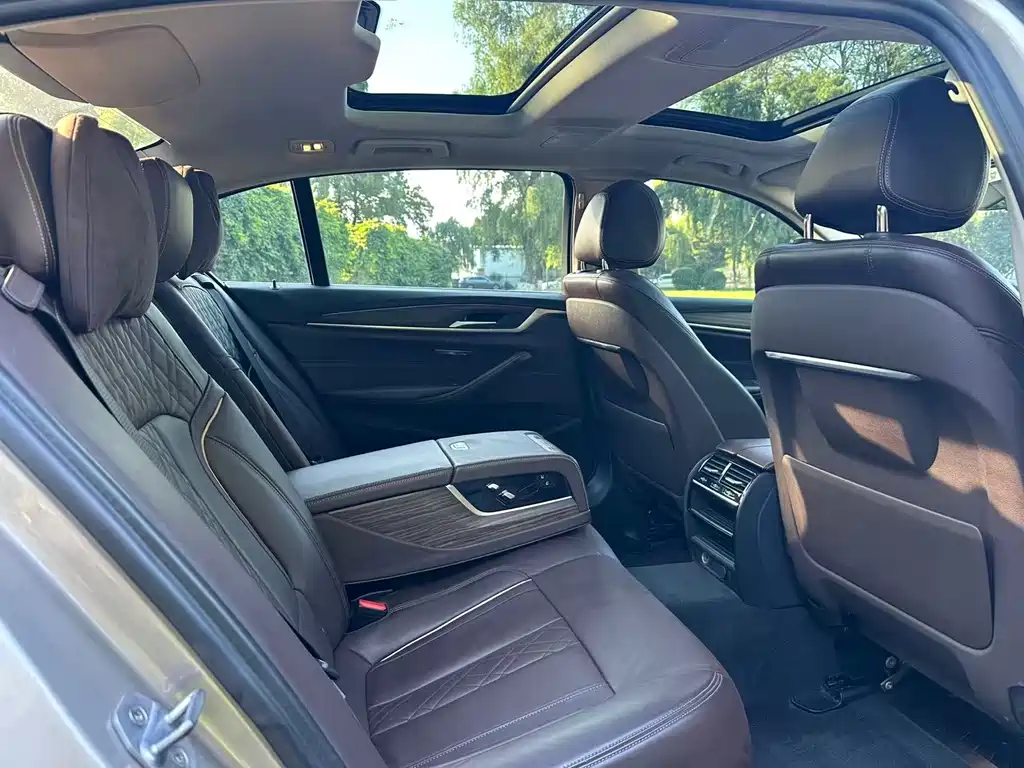 BMW 5 Series 2019 — фото 19