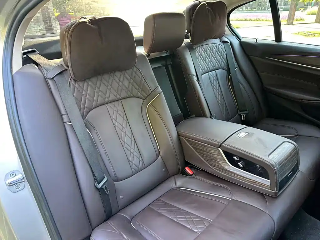 BMW 5 Series 2019 — фото 18