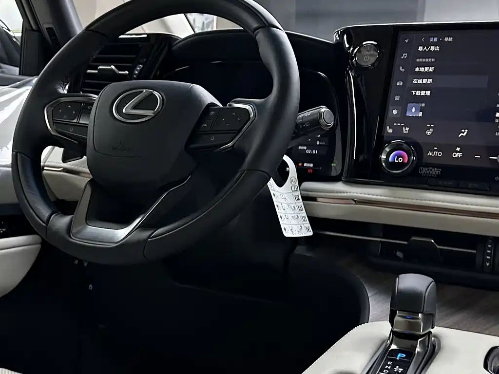 Lexus LM — фото 19