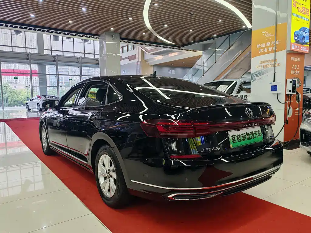 Volkswagen Passat PHEV 2023 — фото 4