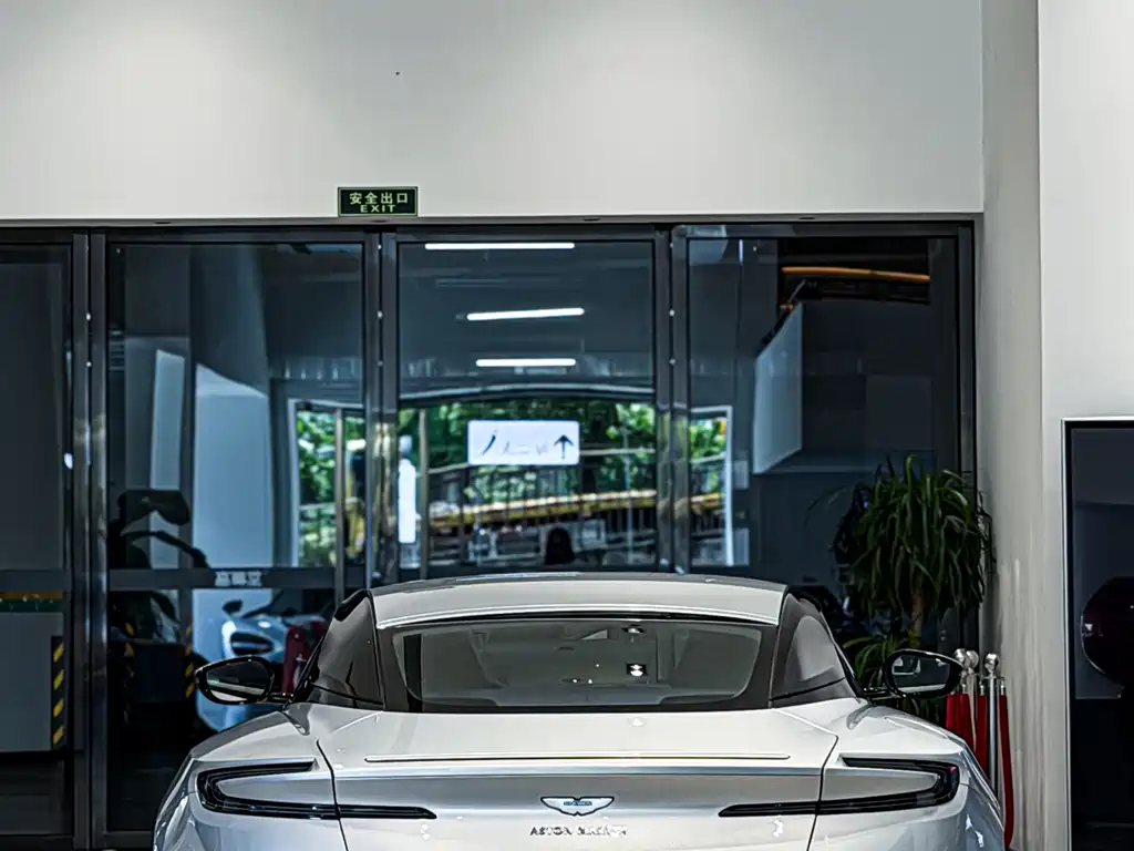 Aston Martin DB11 2019 — фото 5