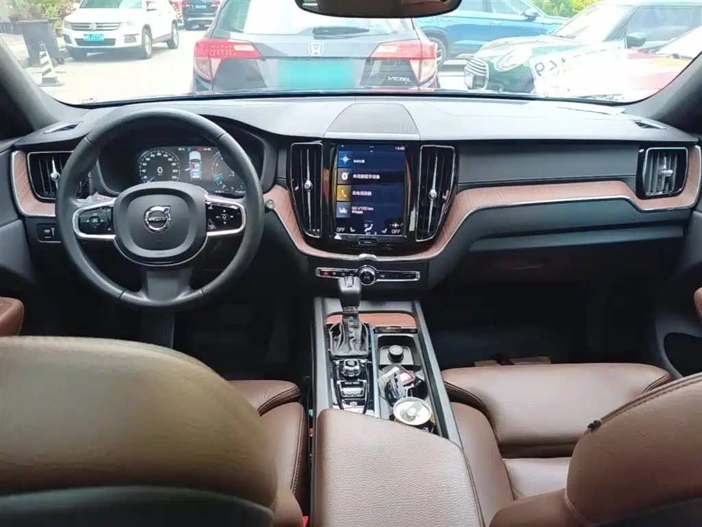Volvo XC60 2021 — фото 10