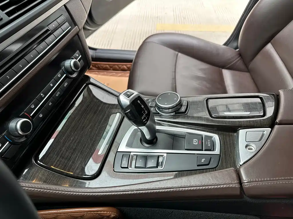 BMW 5 Series 2016 — фото 12