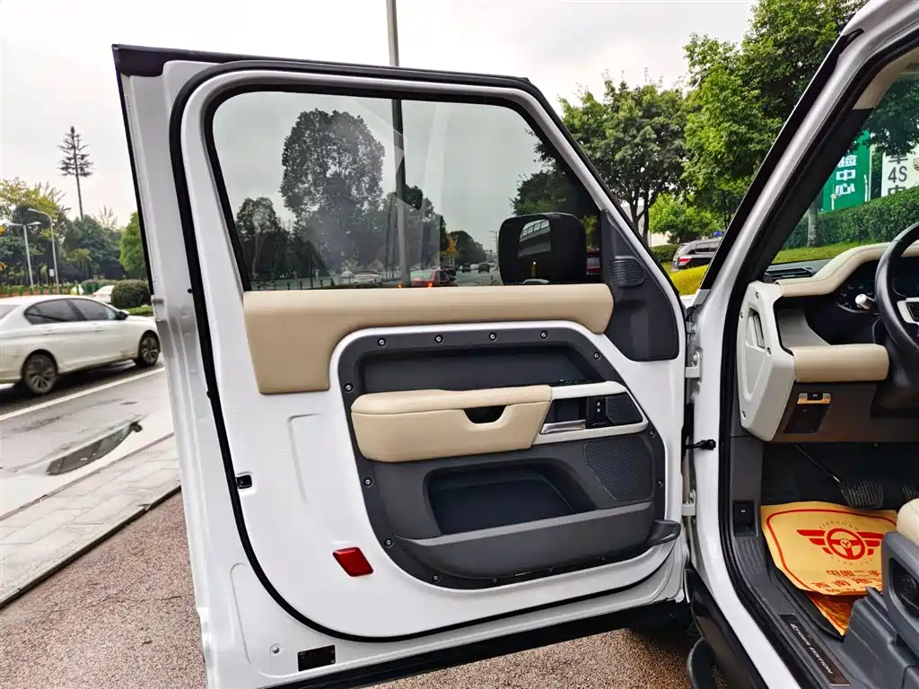 Land Rover Defender 2022