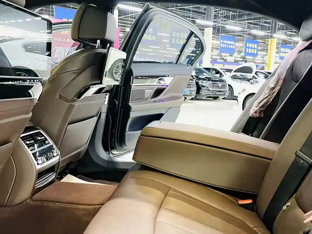 BMW 7 Series 2018 — фото 8