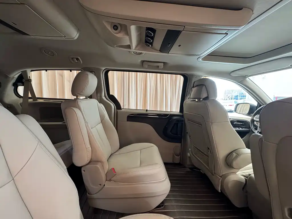 Chrysler Grand Voyager 2014 — фото 24
