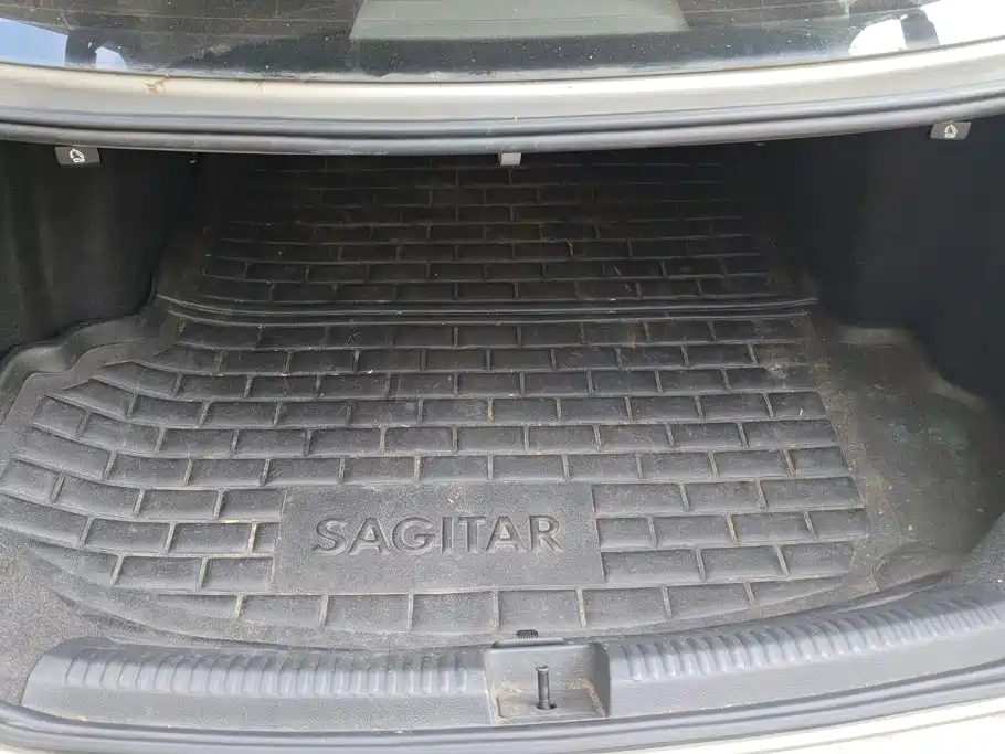 Volkswagen Sagitar 2015