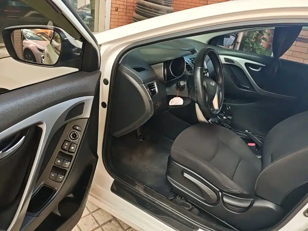 Hyundai Elantra 2015 — фото 16