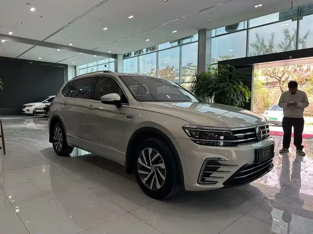 Volkswagen Tiguan L Plug-In Hybrid 2021 — фото 12