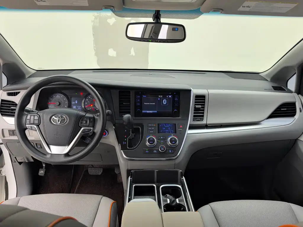 Toyota Sienna 2017 — фото 12