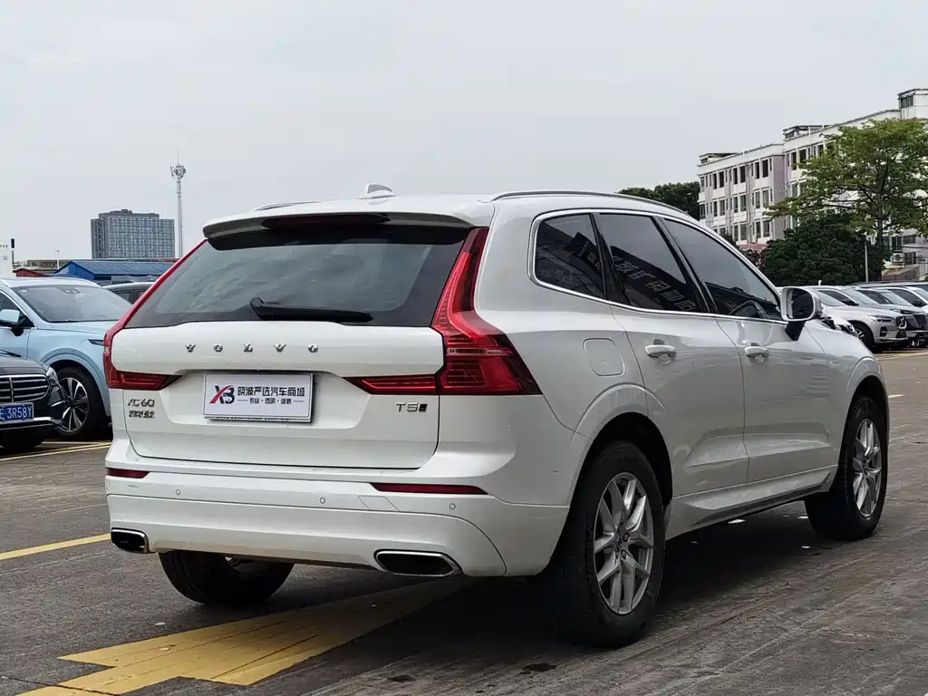 Volvo XC60 2018 — фото 11