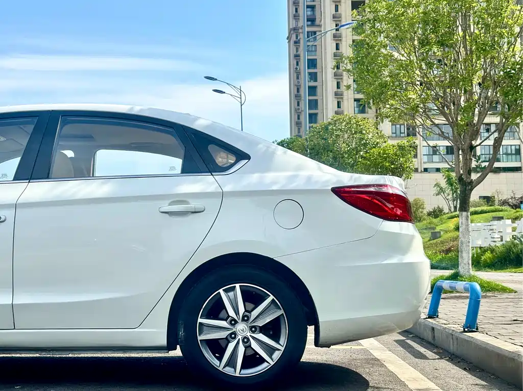 Changan Eado 2015 — фото 9
