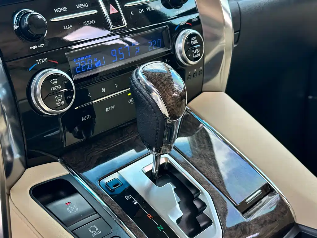 Toyota Alphard 2023 — фото 8