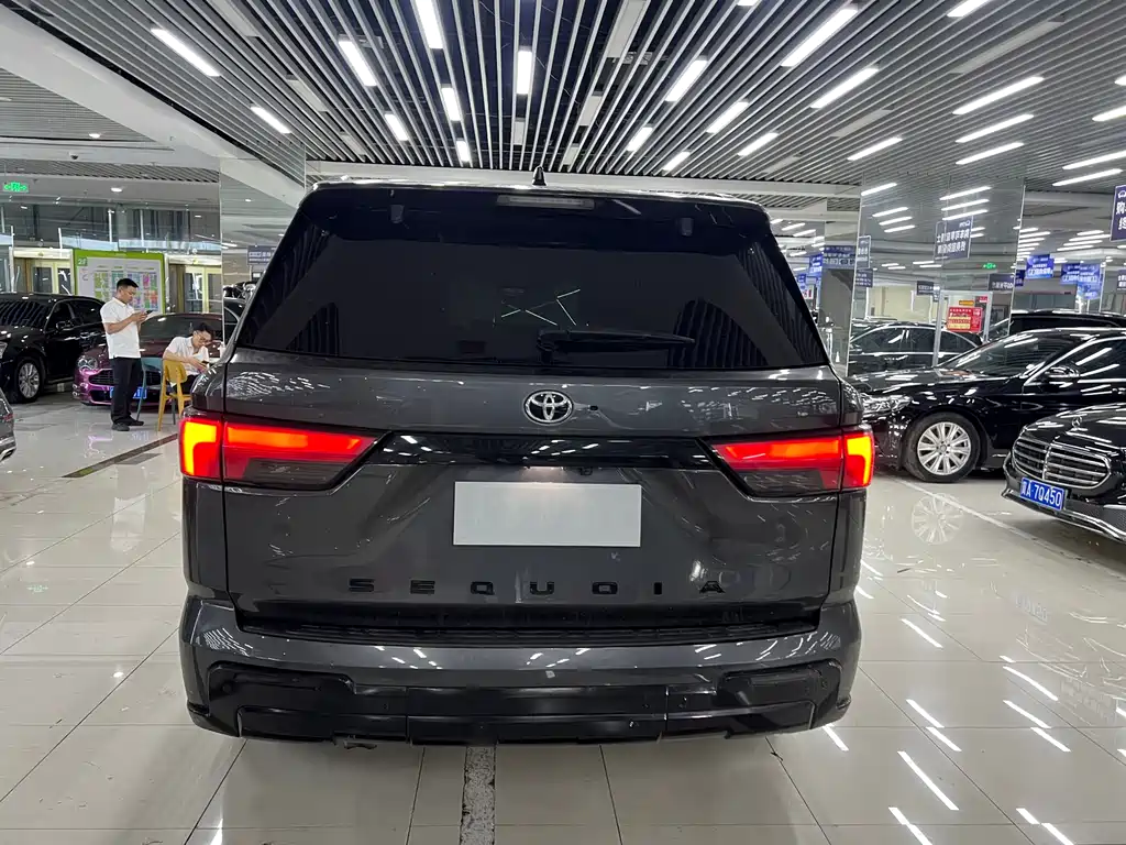Toyota Sequoia 2023 — фото 12