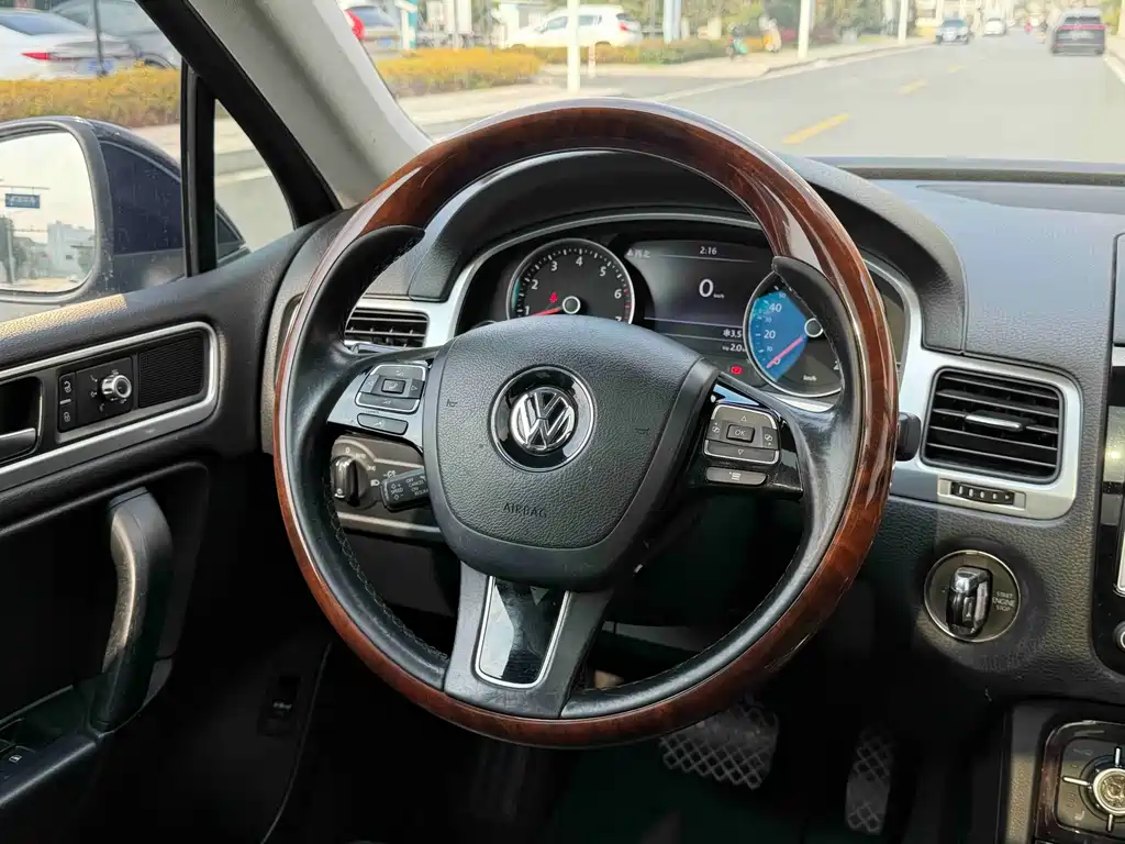 Volkswagen Touareg 2013 — фото 10