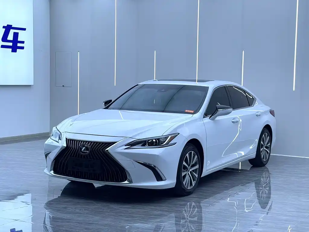 Lexus ES 2021 — фото 1