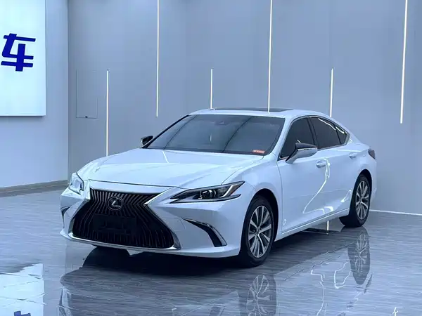Lexus ES 2021