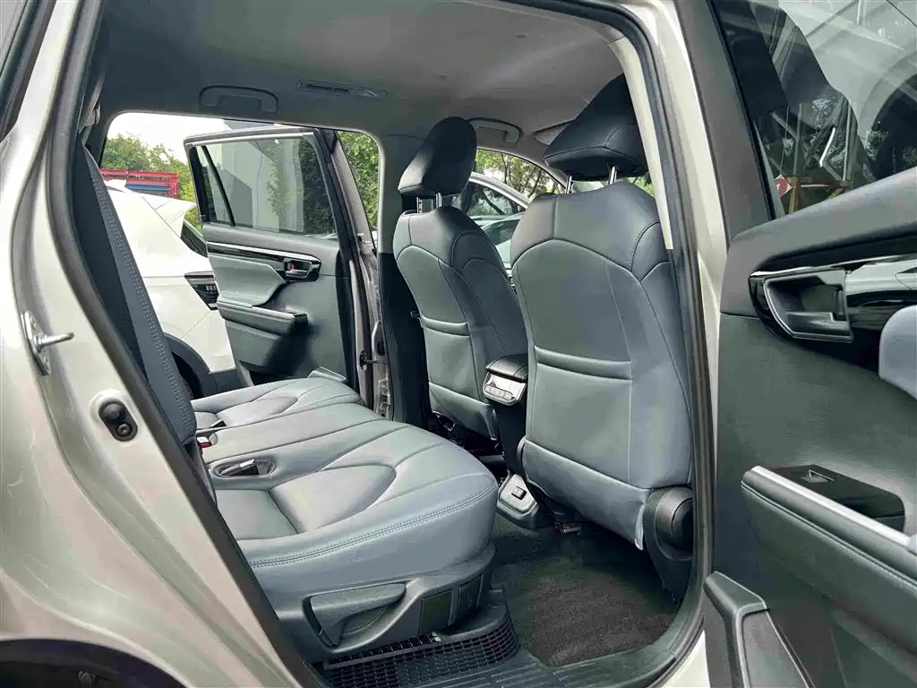 Toyota Highlander 2023 — фото 14
