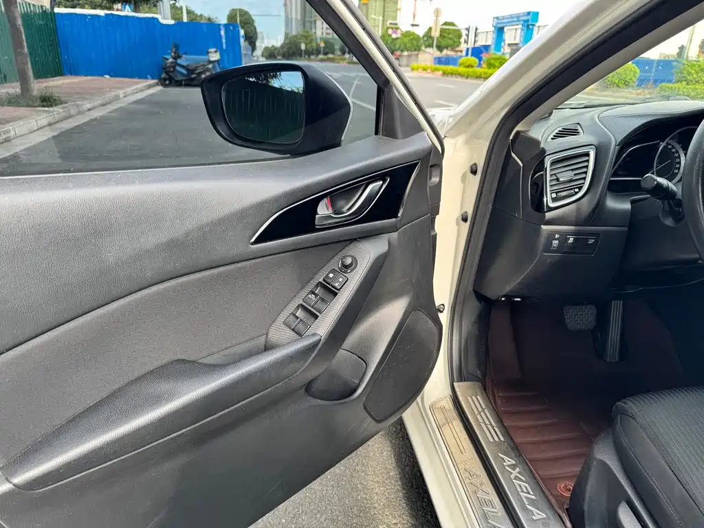 Mazda 3 Axela 2015 — фото 12
