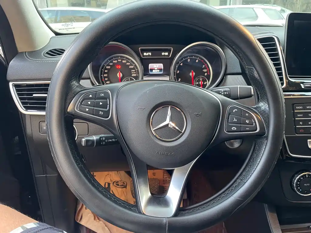 Mercedes-Benz GLE 2017 — фото 16
