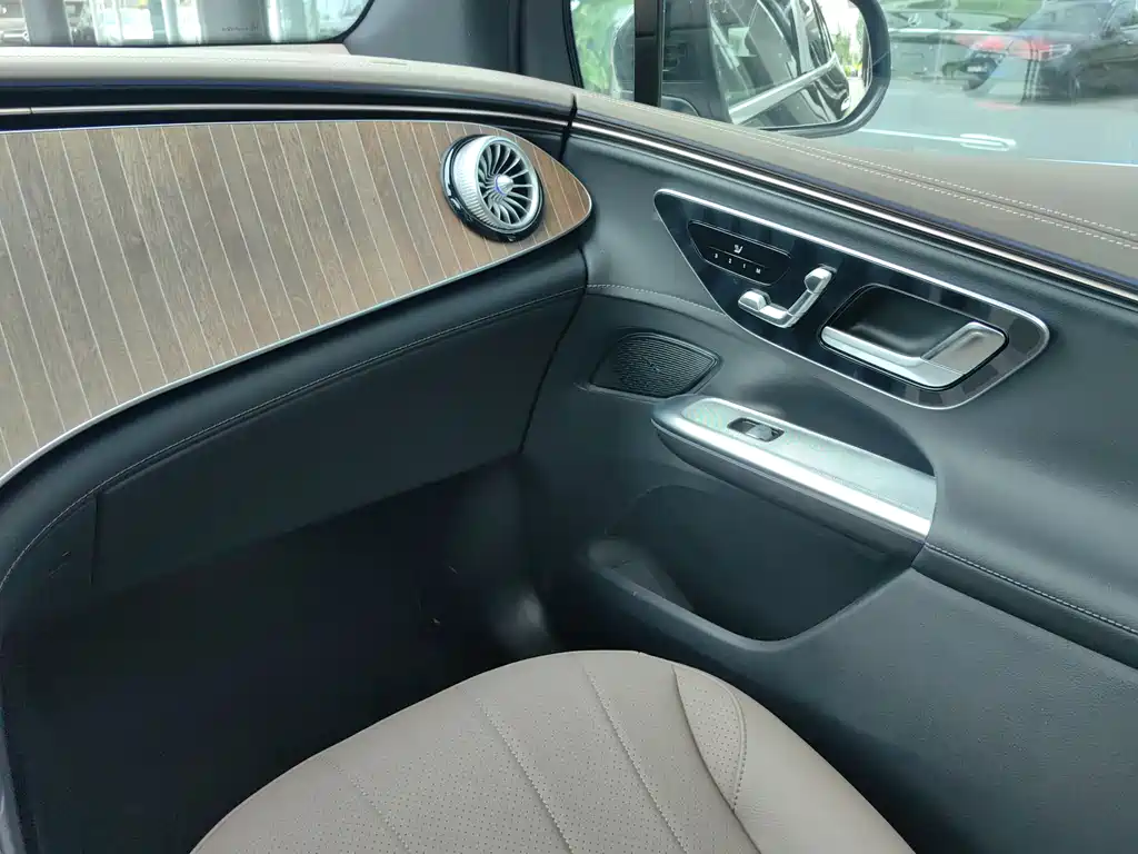 Mercedes-Benz EQE SUV 2025 — фото 13