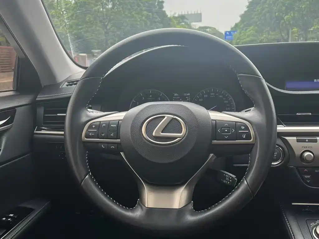 Lexus ES 2018 — фото 12